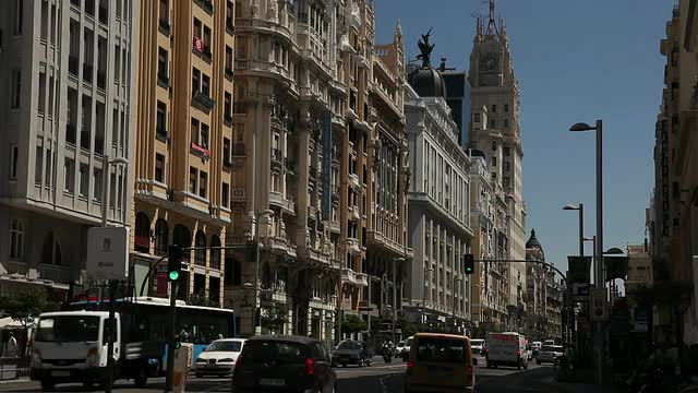 西班牙马德里Gran Via的WS交通视频素材