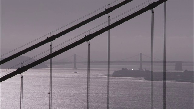旧金山湾和金门大桥上空笼罩着薄雾。高清。视频素材