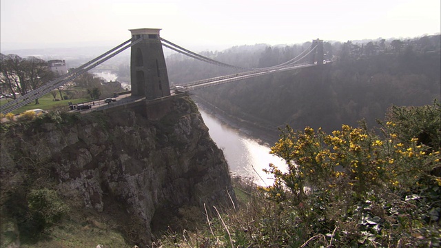 克利夫顿悬索桥横跨英国布里斯托尔的埃文峡谷。高清。视频素材