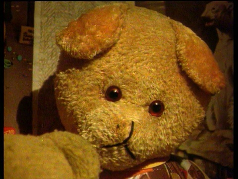 在儿童游戏室展示泰迪熊视频素材