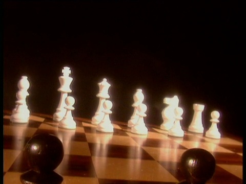 沿着棋盘上的黑色棋子朝白色棋子前进视频素材