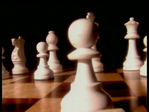 手在下棋中先走白兵视频素材