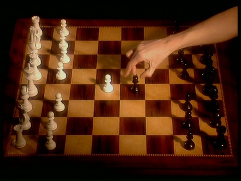 当手在游戏中打开移动的象棋棋盘的俯视视图视频素材