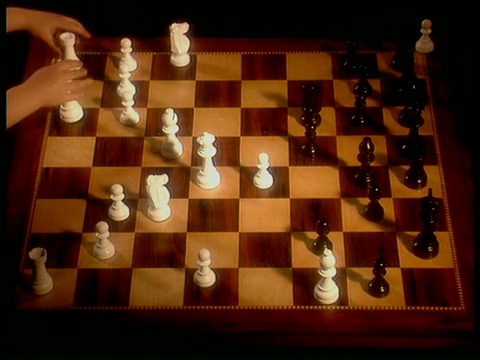 手在国际象棋比赛中移动棋子视频素材