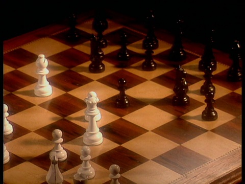 大人和小孩用手下象棋的顺序视频素材