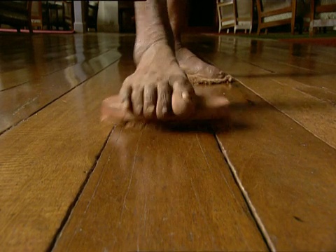 男人的脚用刷子擦印地板视频下载