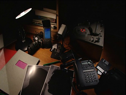 用照片、电话和用于间谍活动的录音设备在办公桌上追踪视频素材