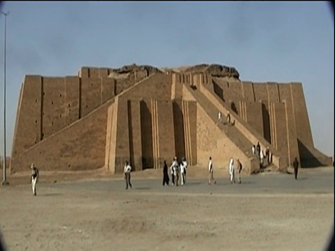 游客在伊拉克乌尔的金字塔视频下载