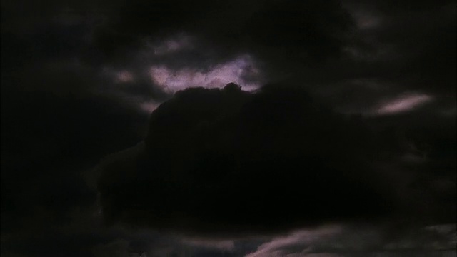 风暴云飘过黑暗的天空，毛伊岛。视频下载