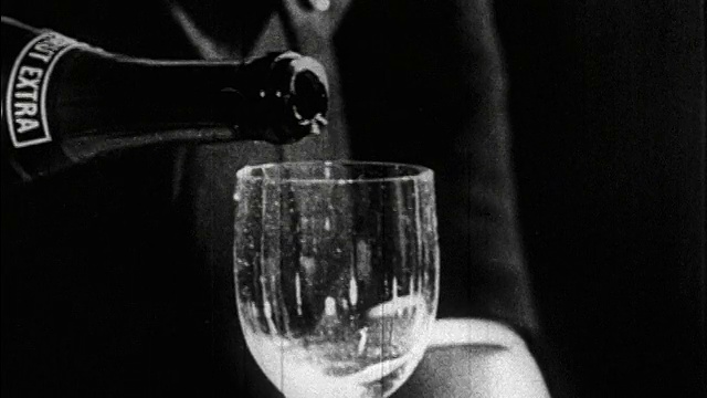 20世纪20年代的B/W近手倒香槟杯/法国巴黎/记录片视频下载