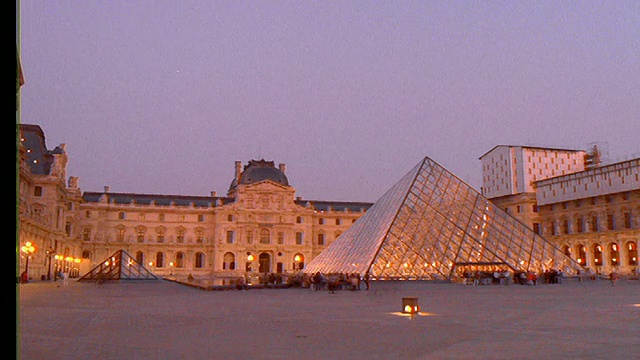 时间流逝人们在卢浮宫的黄昏/巴黎视频素材