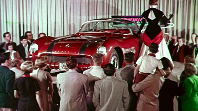 1954年，庞蒂亚克·博纳维尔的一辆特殊的“未来汽车”在站台/观众上旋转视频下载