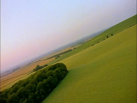 空中的绿色乡村+黄色田野/奇尔顿山，牛津郡，英格兰视频素材