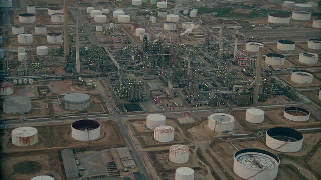 AERIAL ZO，放大炼油厂+工业综合体/福利，南安普顿，汉普郡，英国视频素材