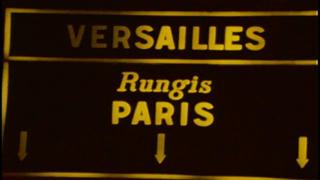 晚上，在高速公路上经过“凡尔赛”的标志视频下载