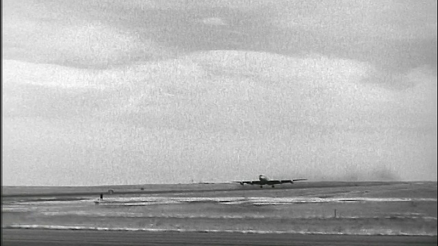 1964年斜面倾斜，PAN联合航空公司的喷气式飞机在跑道上起飞视频下载
