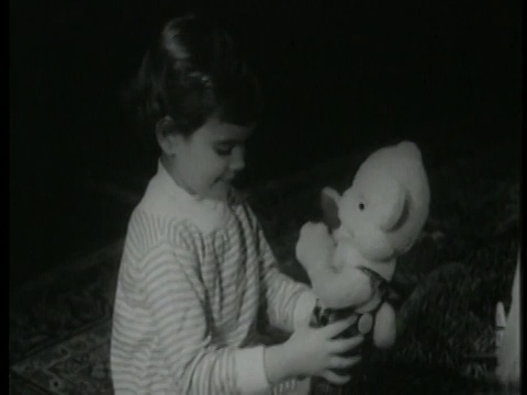 1960年B/W小孩玩泰迪熊视频素材