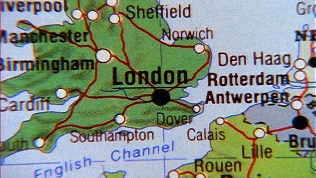 缩小地图上伦敦的近景视频下载