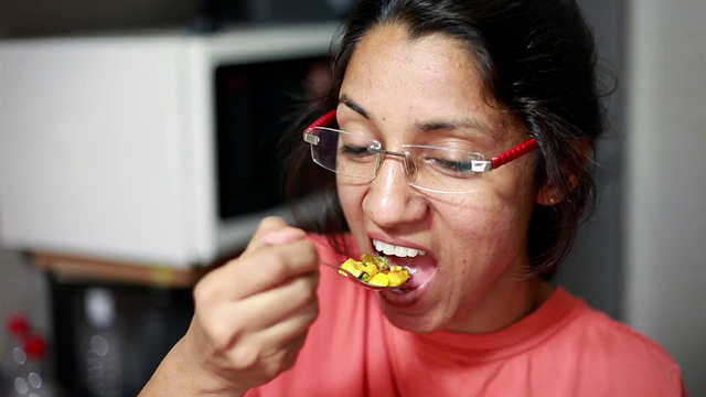 印度家庭妇女品尝和欣赏自己烹饪的食物视频素材