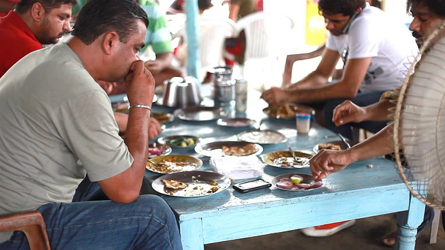 展示印度美食的准备和人们的饮食的短片视频素材