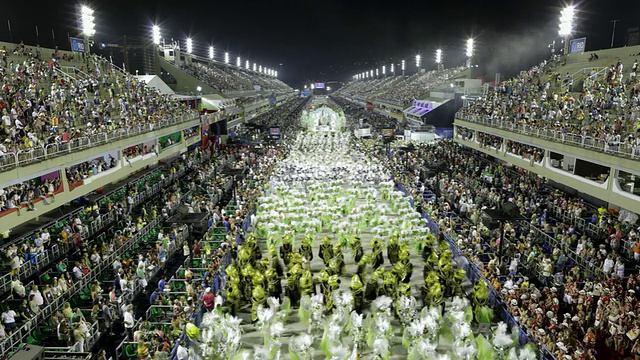 从空中俯瞰巴西Sambadrome /里约热内卢de Janeiro的狂欢节游行和人群视频下载