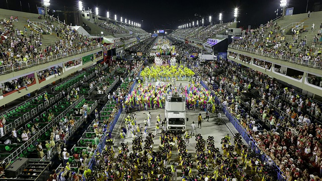 从空中俯瞰巴西Sambadrome /里约热内卢de Janeiro的狂欢节游行和人群视频下载