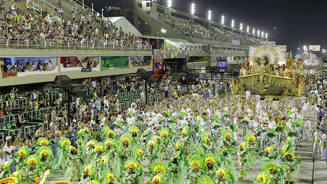 在Sambadrome /里约热内卢de Janeiro，巴西，TL, WS, HA狂欢节游行和人群视频下载