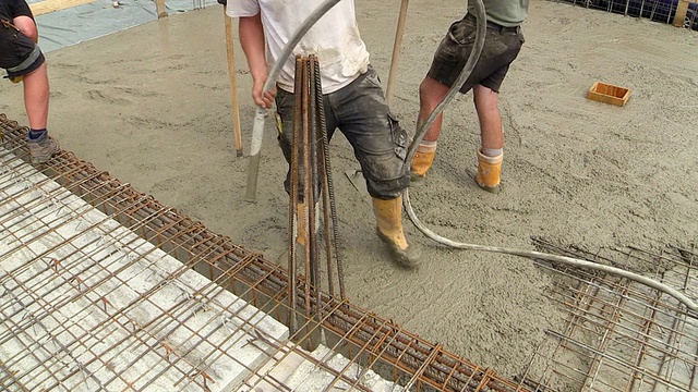 德国莱茵兰-普法尔茨的赫尔梅斯凯尔建筑工地上建筑工人的照片视频素材