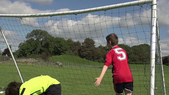 男孩得分的足球与头-孩子的足球视频下载