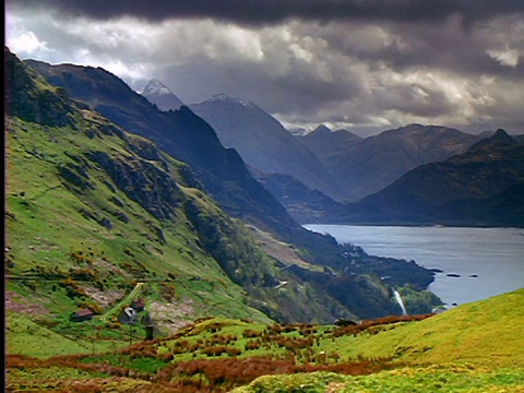 时间流逝，乌云掠过草地山脉+湖/湖Duich /高地，苏格兰视频下载