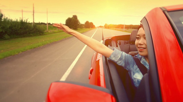亚洲妇女在高速公路上体验自由视频素材