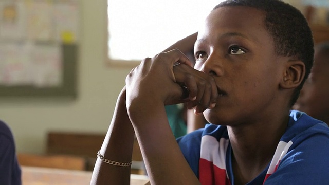 一个非洲男孩正在寻找答案视频下载