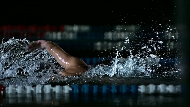 女子游泳自由泳视频素材