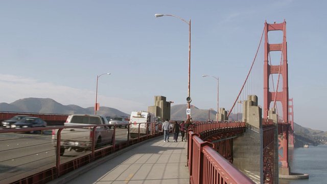 美国加州旧金山金门大桥上行人和车辆的WS拍摄视频素材