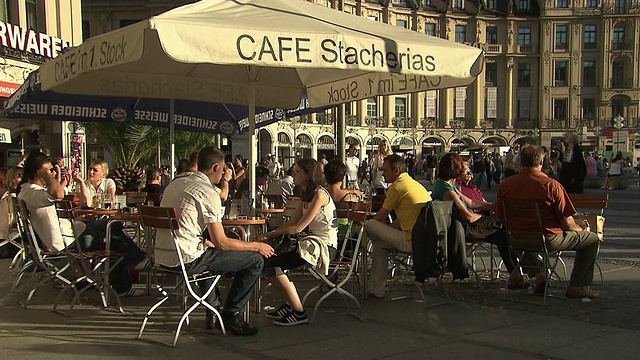 Stachus / Karlsplatz，人们在餐厅，地方，阳光，步行的人，商店视频下载