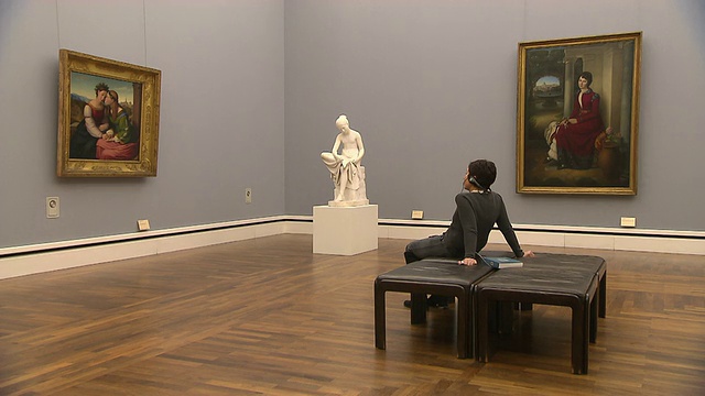 Alte Pinakothek，室内，艺术，人物，绘画和雕塑，坐在椅子上看画的女人视频下载