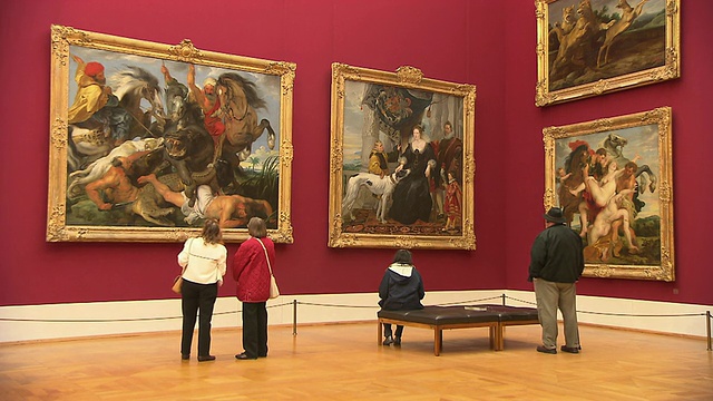 Alte Pinakothek，室内，艺术，人们在看一幅画视频素材