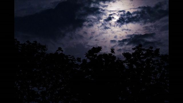一颗紫色月亮和流星的时间流逝视频素材