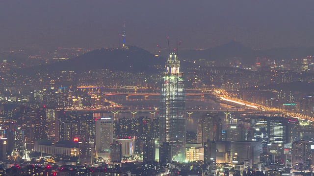 乐天世界大厦在君实地区和汉江和北首尔塔的背景视频素材