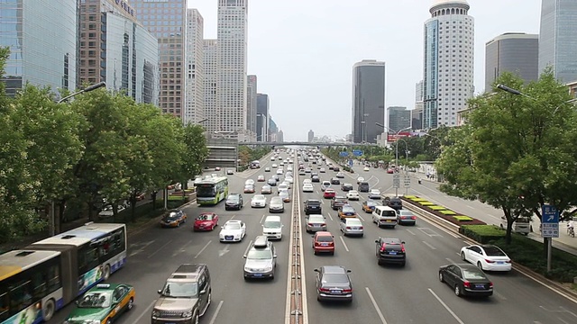 北京繁忙的交通和现代化的建筑视频素材
