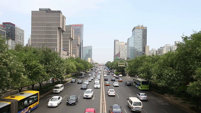 北京繁忙的交通和现代化的建筑视频素材