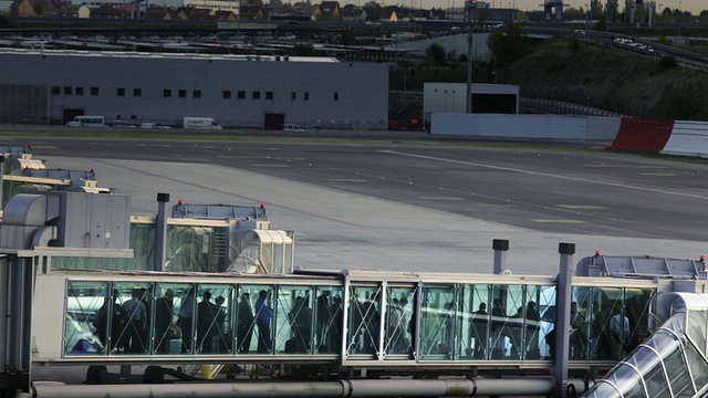 马德里巴拉哈斯国际机场Jetway上的乘客(延时)视频素材