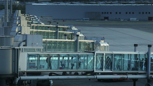 马德里巴拉哈斯国际机场的乘客。视频素材