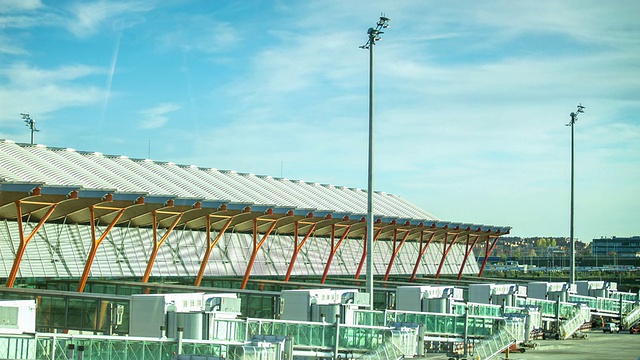 马德里巴拉哈斯机场登机口的时间间隔视频素材
