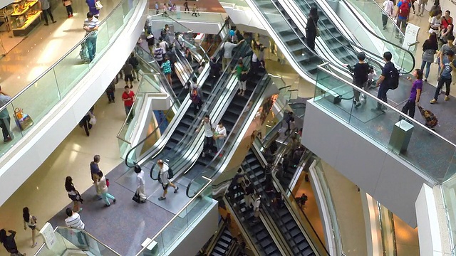 HD:人們在購物中心的自動扶梯上移動。視頻素材