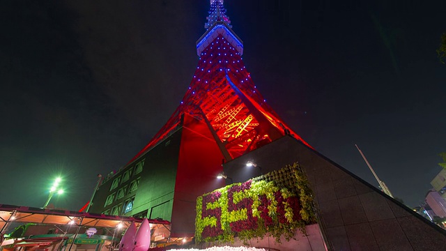 东京塔在移动灯视频素材