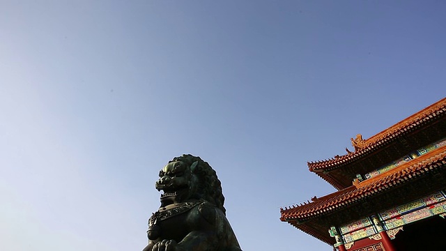 倾斜的大狮子雕像在紫禁城在北京，中国。视频素材
