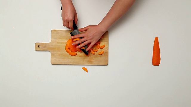 MS Hands在菜板上用刀切胡萝卜/首尔，韩国视频素材