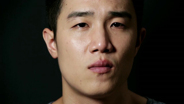 CU拍摄的男子表情冷漠，眨着眼睛/首尔，韩国视频素材