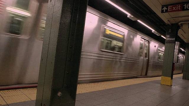 火车驶离第14街站台视频素材